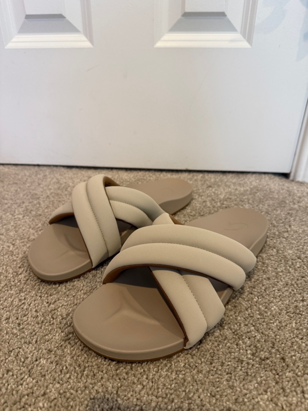 NWOT OluKai Hila Women’s Puffy Slide Sandals Sz 9/Eur 39